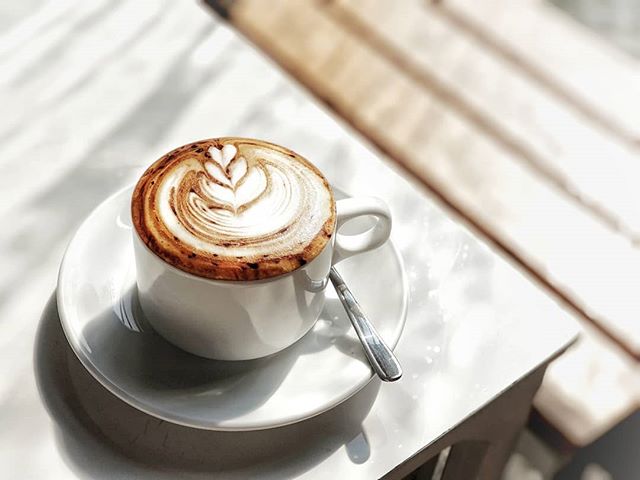 Coffee артикль. Кофе вид сверху. Вам кофе в постель лучше в чашку. Фон для кофейни. Тема кофе.