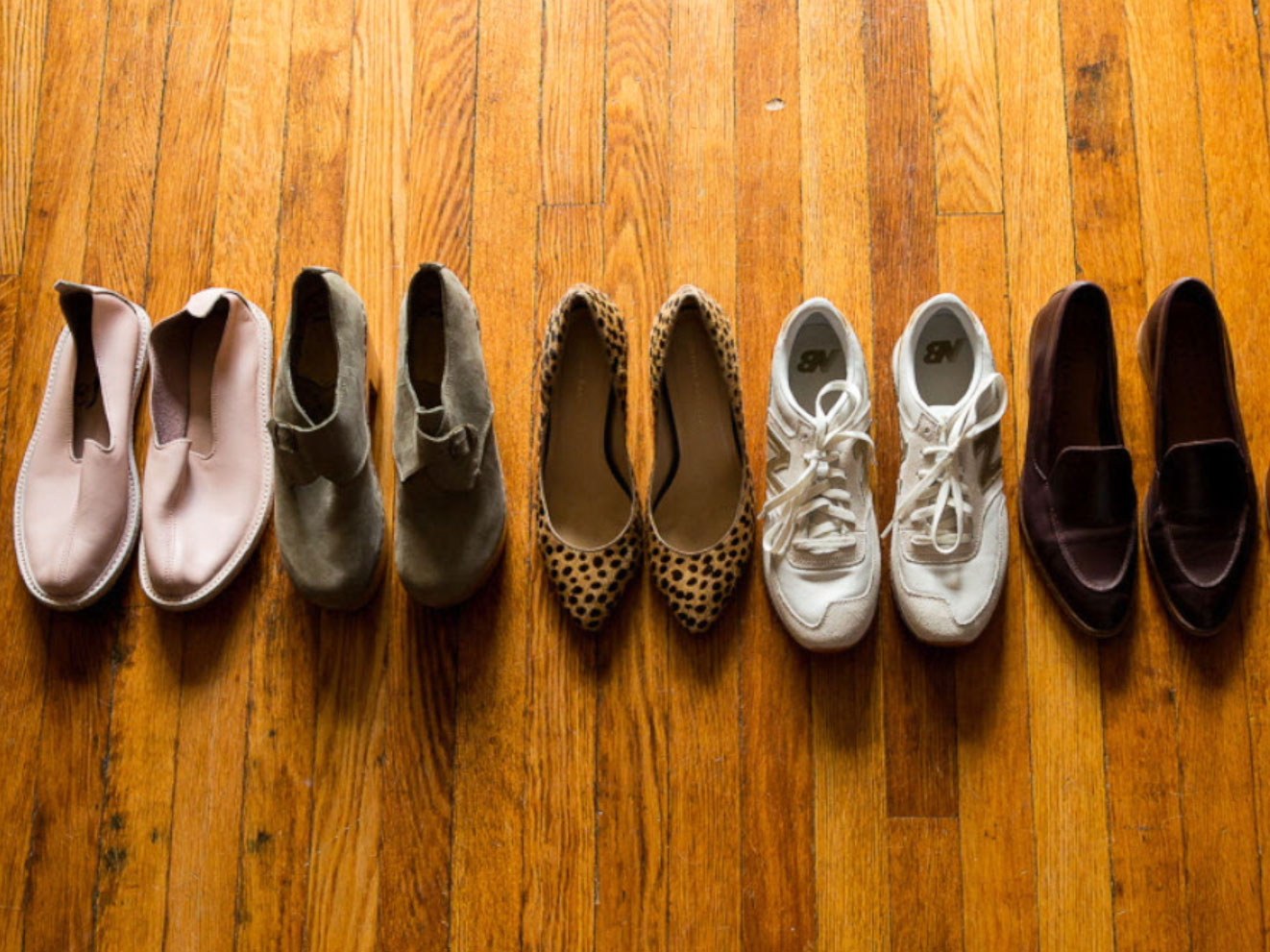 красивая одежда и обувь. женская обувь. покупатели в магазине одежды. женская обувь реклама. классические ботинки.