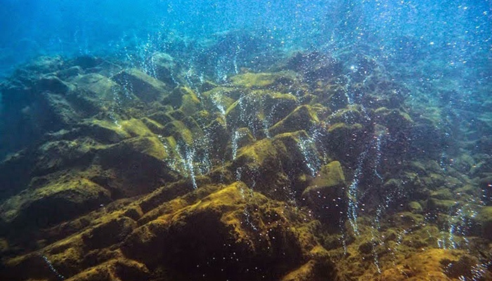 Menyelam Sekaligus Uji Nyali di Banua Wuhu, Gunung Api Bawah Laut