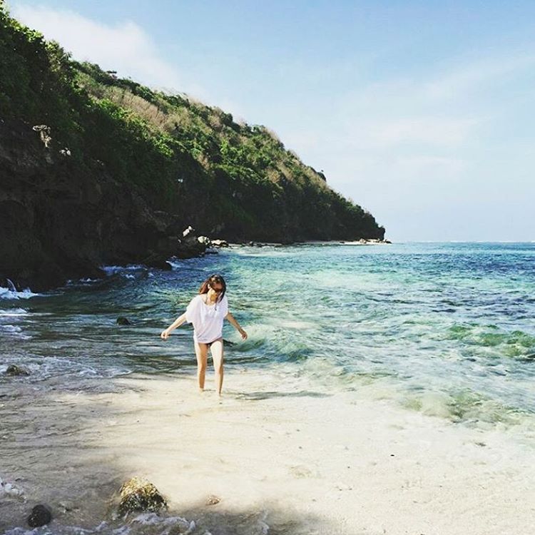 10 Gaya Foto di Pantai yang Elegan dan Nggak Norak