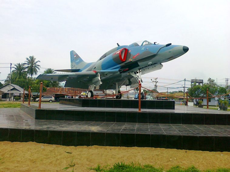 Tempat Keren dengan Monumen Pesawat Terbang, Instagram-able Banget