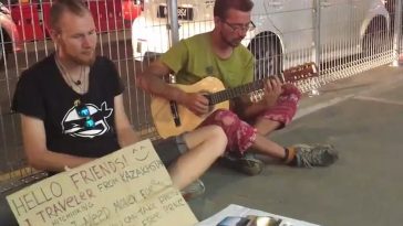 Mengamen untuk minta sumbangan