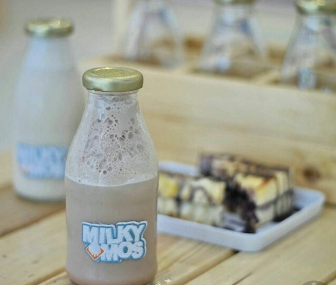 Kuliner Susu Segar dengan Kemasan Aneh, Dari Lampu Hingga Botol Minyak