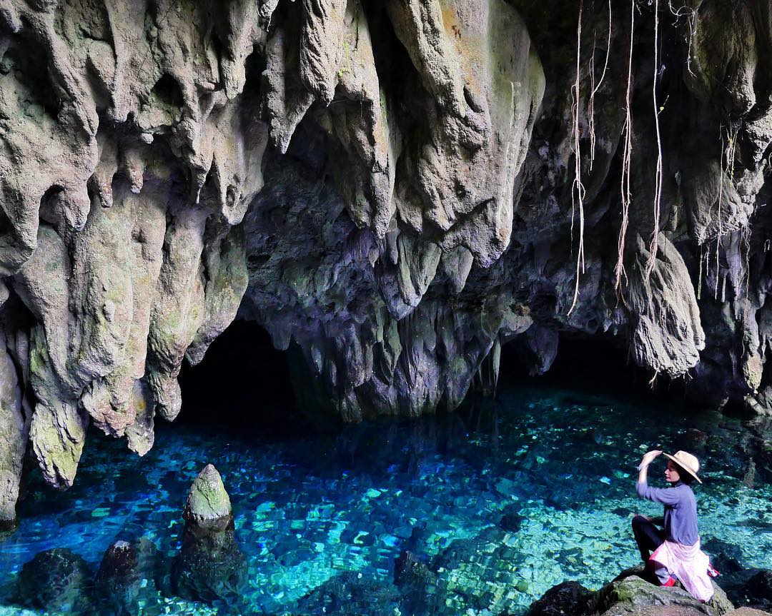 Cantiknya Gua Hawang dengan Perairan Bening Tembus Pandang