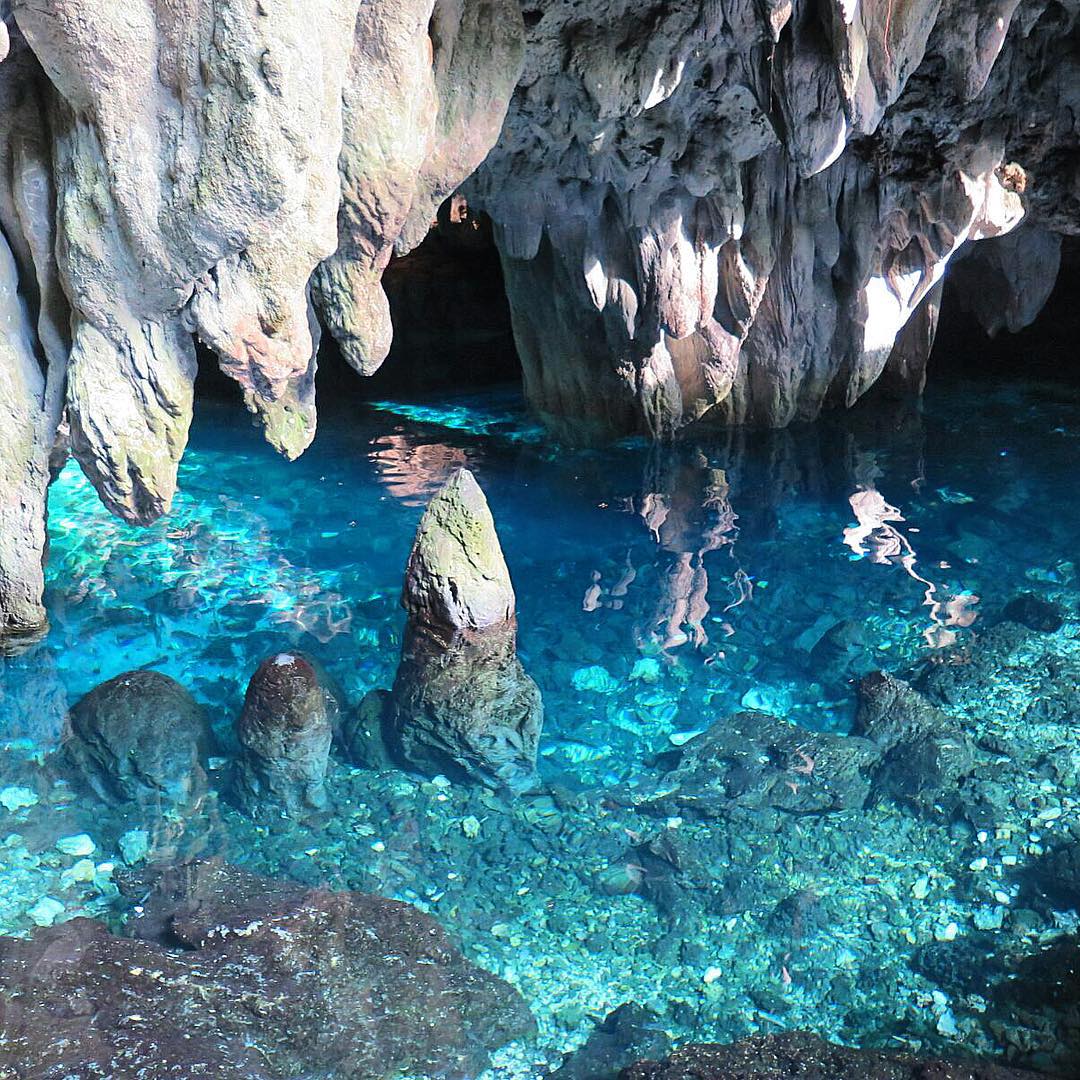 Cantiknya Gua Hawang dengan Perairan Bening Tembus Pandang