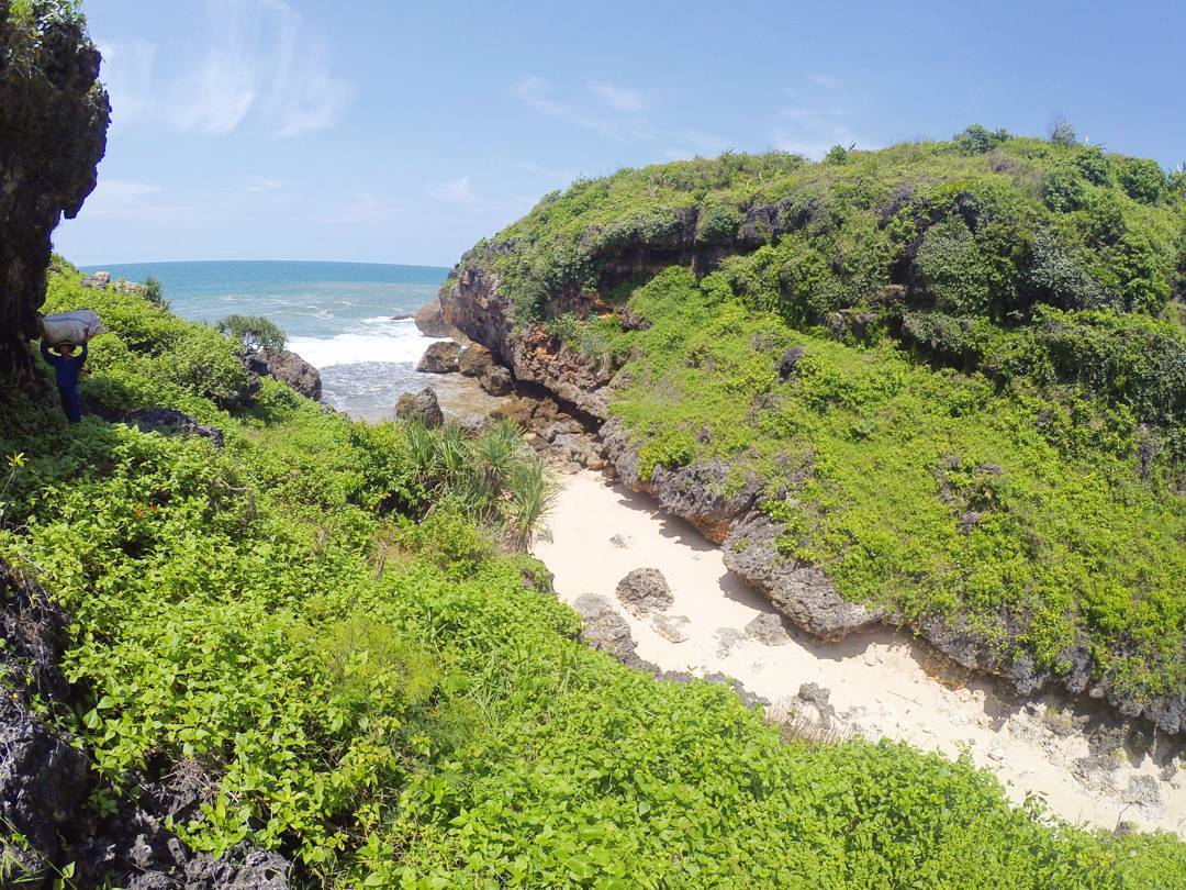 Pemandangan Tak Biasa, Pantai-pantai Indah dengan Karang Tajam di Indonesia