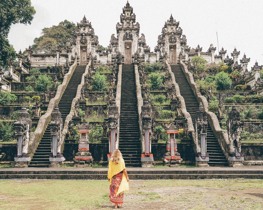 Candi dan Pura Indonesia yang Bikin Fotomu Serasa di Atas Langit