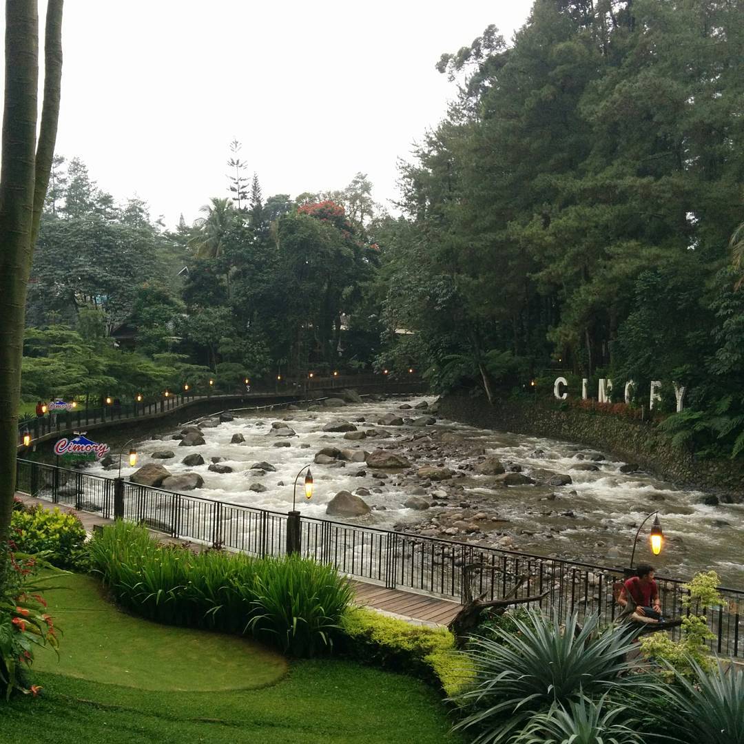 4 Tempat Makan Tepi Sungai dengan Pemandangan Menakjubkan, Bikin Sejuk Mata