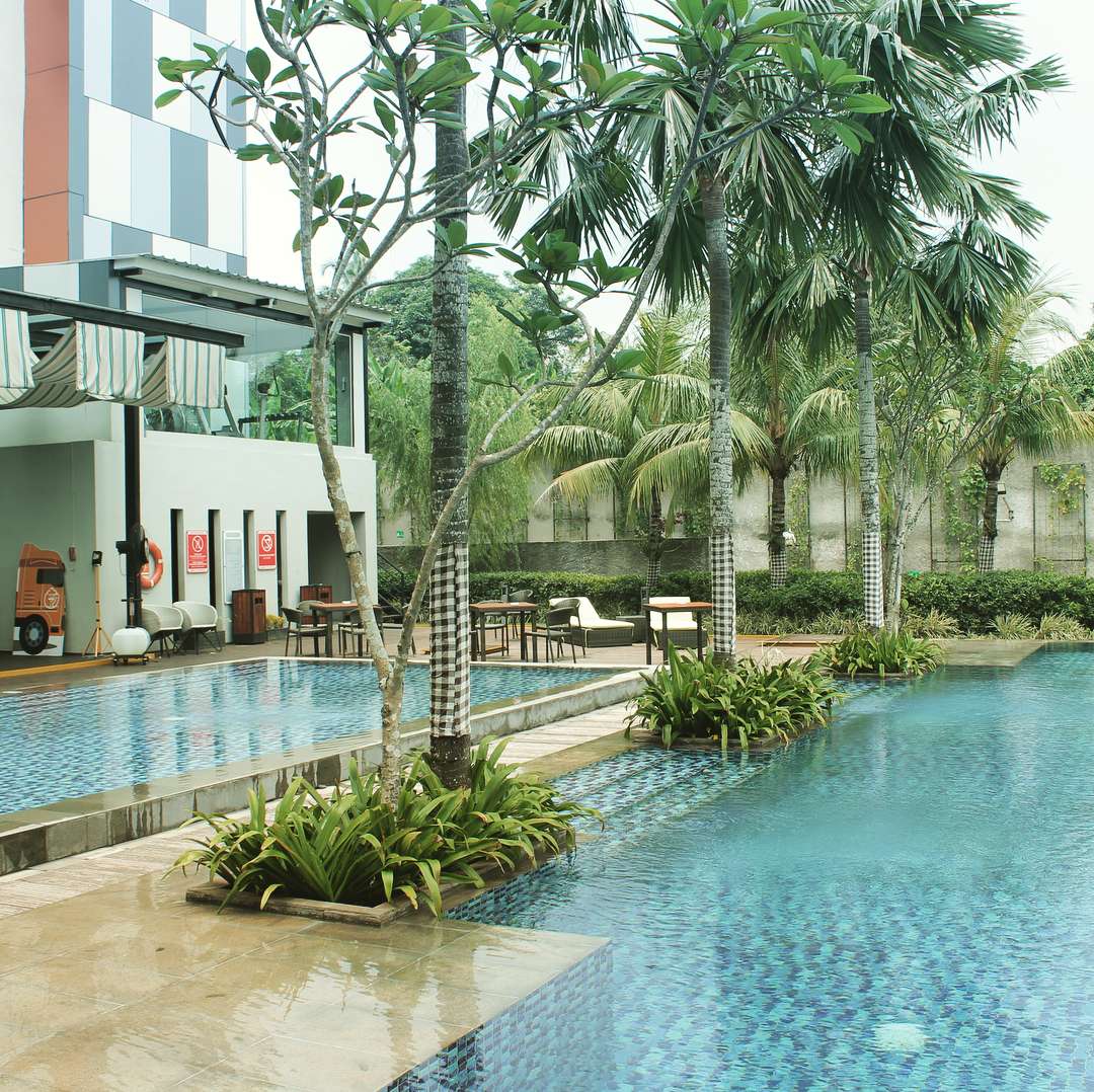 Kolam Renang di Harper Hotel Purwakarta