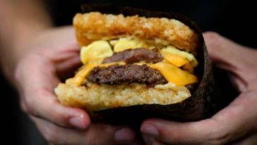 Gabungan burger dan sushi di Burgushi