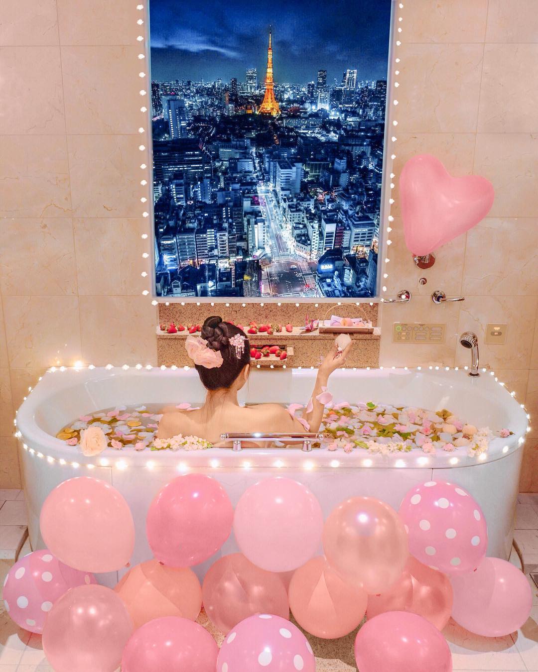 Bisa Jadi Inspirasi, Contek Pose di Bathtub Hotel Ala Jutawan Cantik