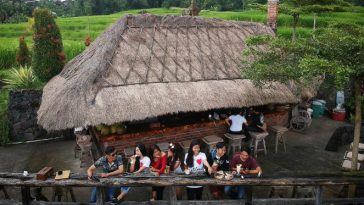 Pengunjung nikmati suasana di resto