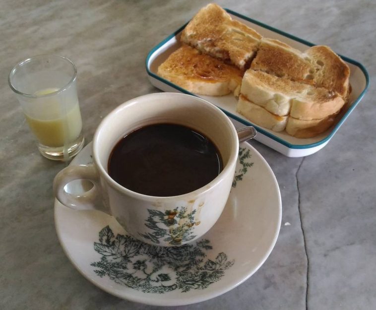 Kedai Kopi Apek, Warung Ngopi di Medan yang Tak Termakan Usia