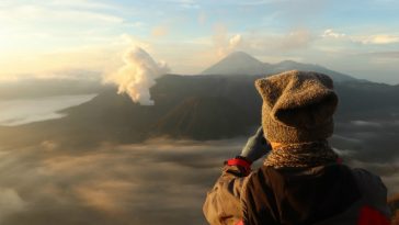 Wisatawan di puncak Gunung Bromo
