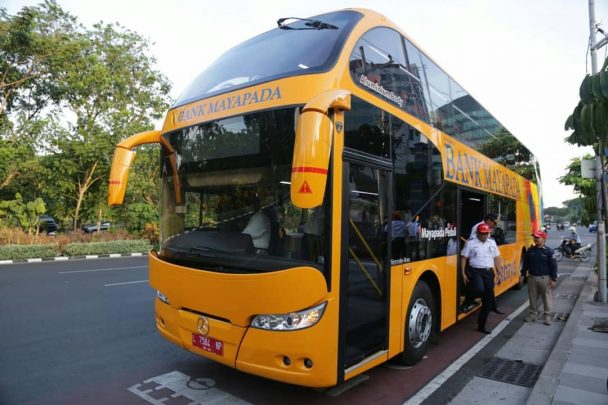 Naik Bus Tumpuk Surabaya, Bayarnya Pakai Botol Plastik Bekas Saja!