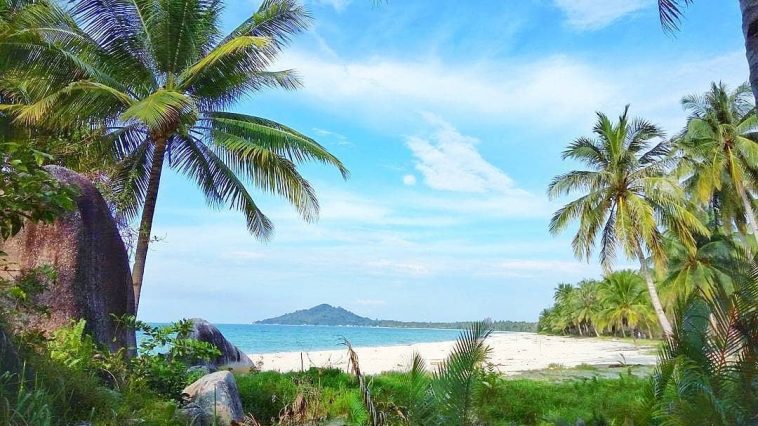 Pantai Siangau, Primadona di Bangka Barat yang Segar Nian