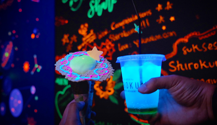 Shirokuma Kafe sajikan menu es krim glow in the dark
