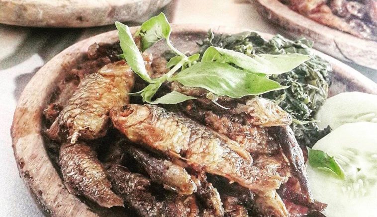 Menikmati kuliner Sidoarjo.