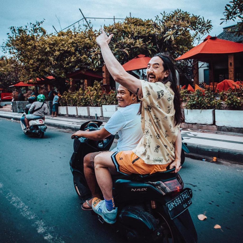 Bisa Teman Traveler Tiru! Terjang Macet Bali, Steve Aoki Naik Ojek Online