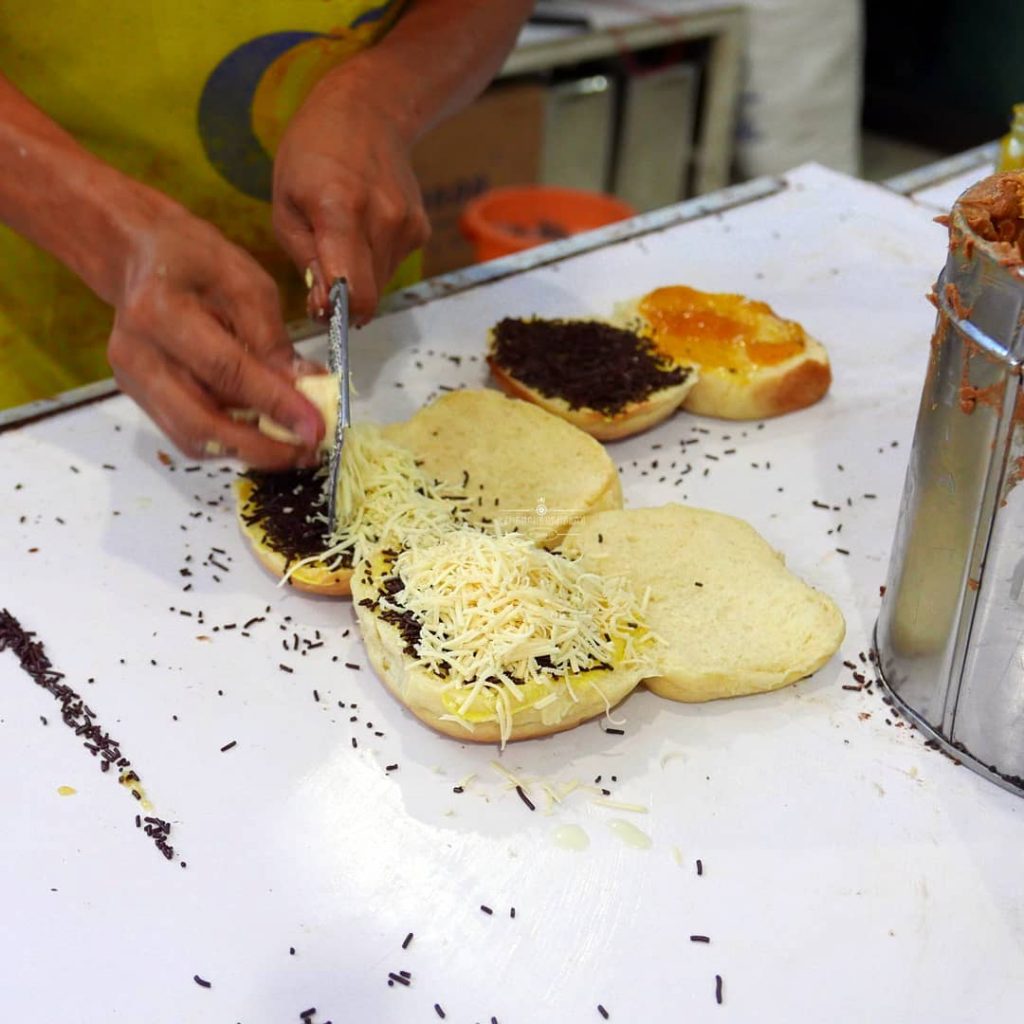 Roti Bakar Cari Rasa, Pilihan Camilan Legendaris Saat Jelajah Bandung
