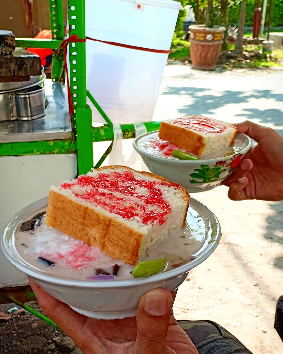 Es di Malang dengan Roti Utuh Sebagai Tambahannya, Segar dan Kenyang ...