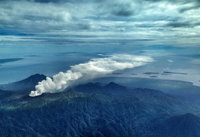 Mengeluarkan Asap Tebal Hingga Gempa, Gunung Dukono Ditutup untuk