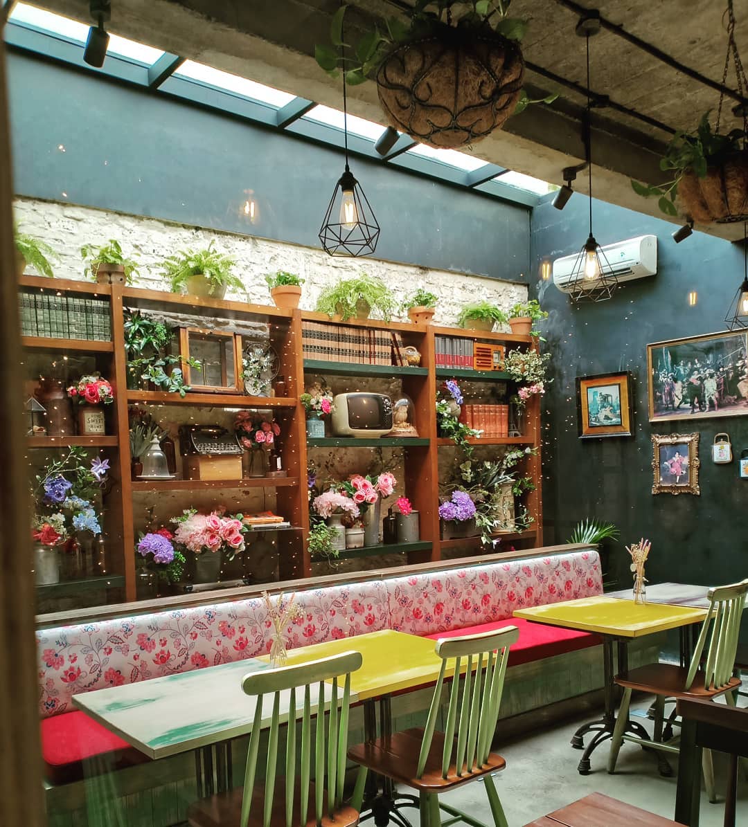 Kafe Rustic di Jakarta Buat Lokasi OOTD Gisella, Biar Foto Endorse ...