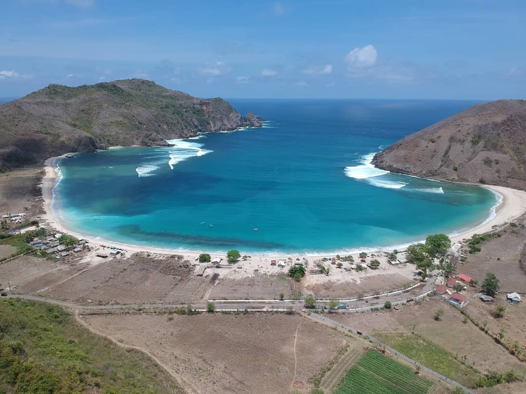 Exploring The Wonderful Mawun Beach Lombok exploring-the-wonderful-mawun-beach-lombok