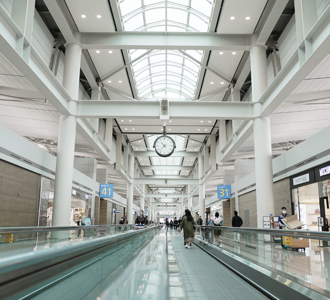 Bandara yang Menyediakan Tur untuk Penumpang Transit, Mana