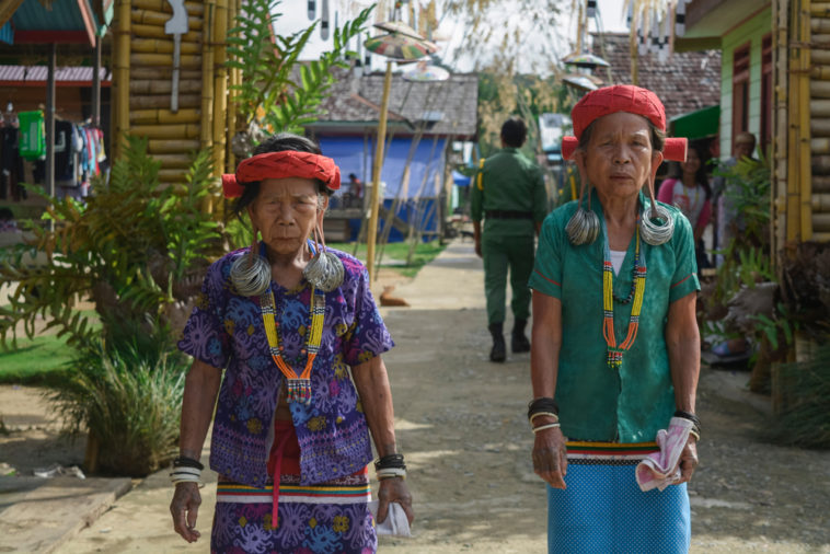 Telinga Panjang Suku Dayak, Wujud Kecantikan Para Bangsawan