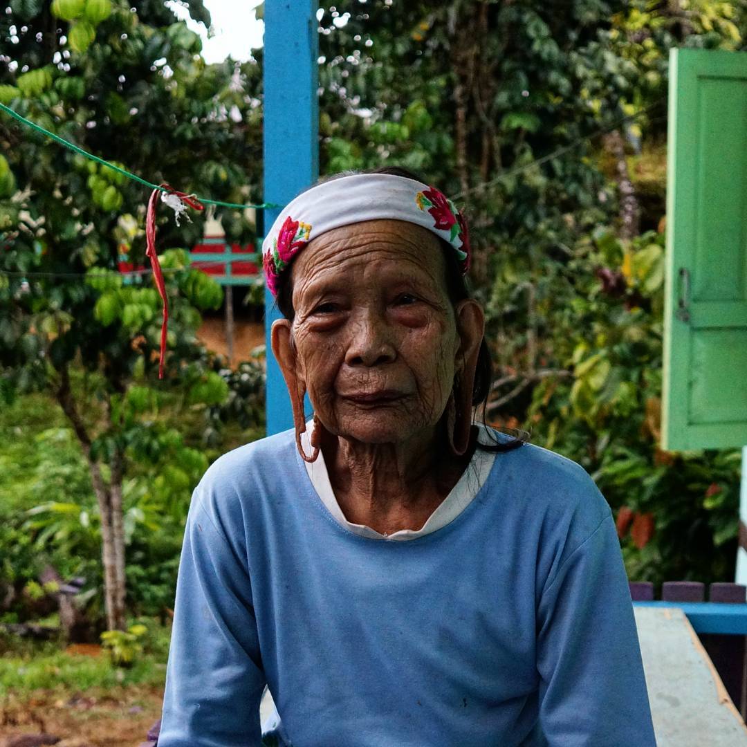 Telinga Panjang Suku Dayak, Wujud Kecantikan Para Bangsawan