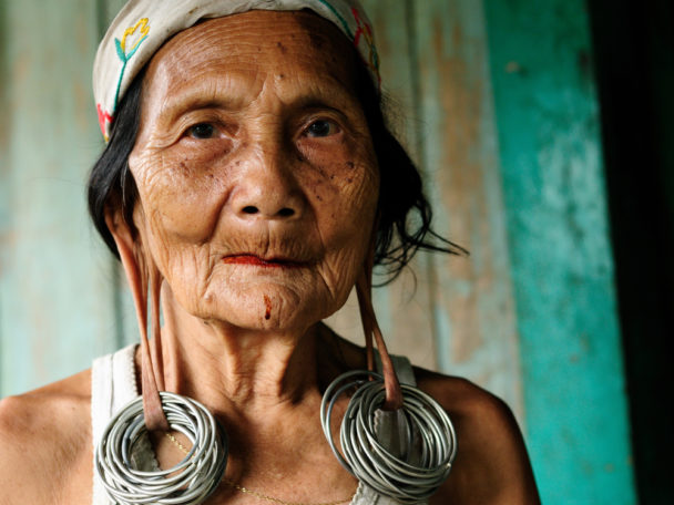 Telinga Panjang Suku Dayak, Wujud Kecantikan Para Bangsawan