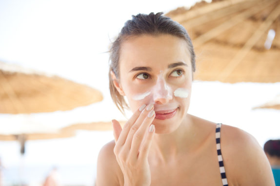 Ingin Wajah Glowing dan Bebas Jerawat Selama Traveling? Ikuti 5 Tips