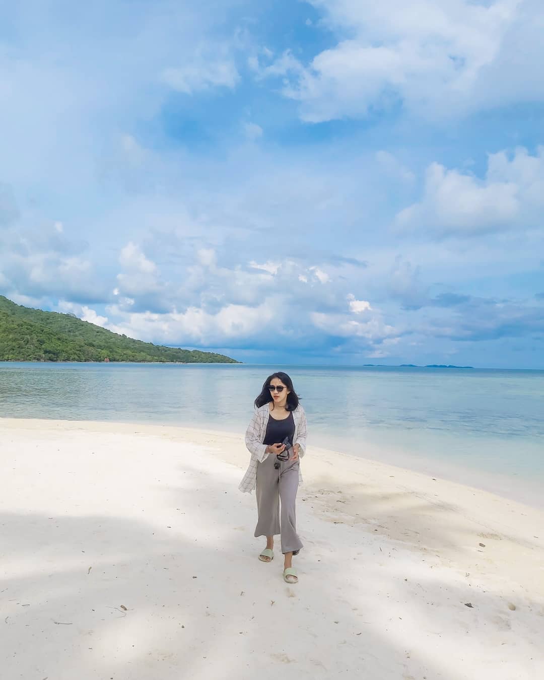 Bobi, Pantai Pasir Putih dengan Pemandangan Alam yang Menakjubkan