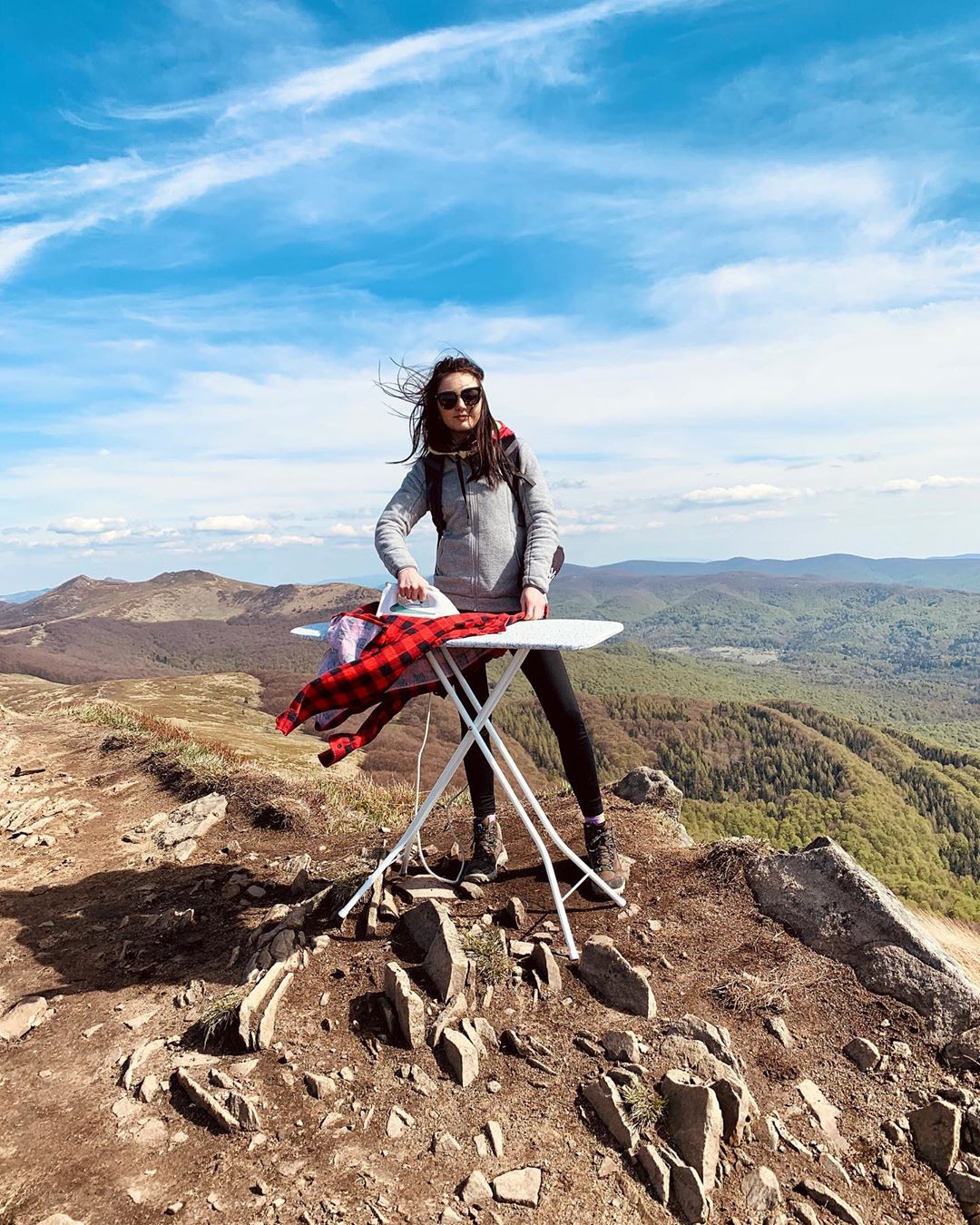 Mengenal Extreme Ironing, Olahraga Penantang Nyali Para Ahli