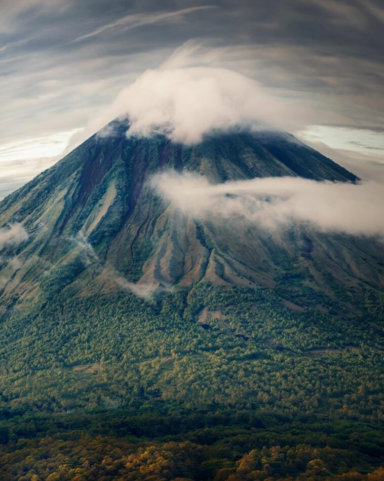 Gunung Ineri Mengenal Inerie, Gunung Tertinggi Flores yang Buat Jiwa Pendaki Bergetar!