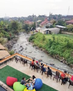 Akar Langit di Ungaran, Ngopi di Tepi Sungai