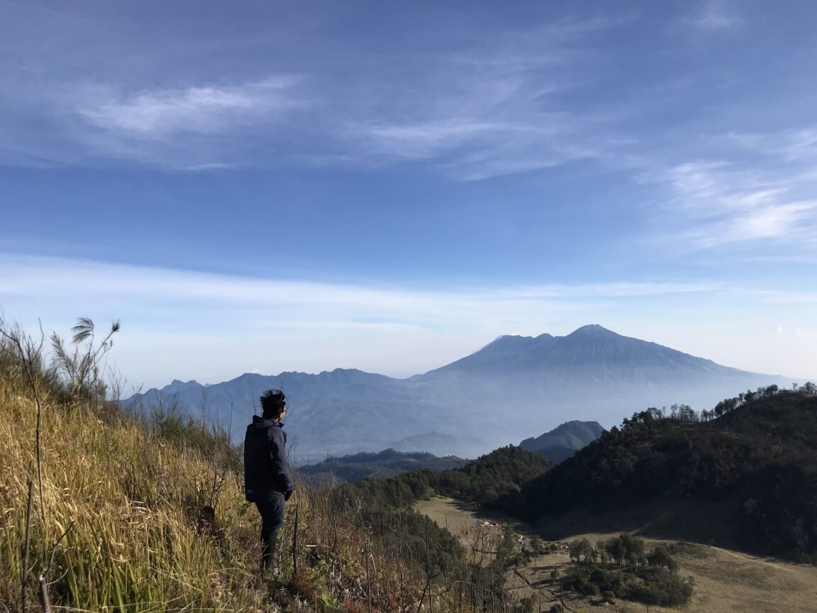 Pesona Lautan Awan di Puncak Gunung Buthak Malang