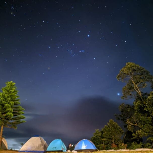 Gazebo Wilis, Pesona Sunrise dan Camping Ground Favorit di Kediri