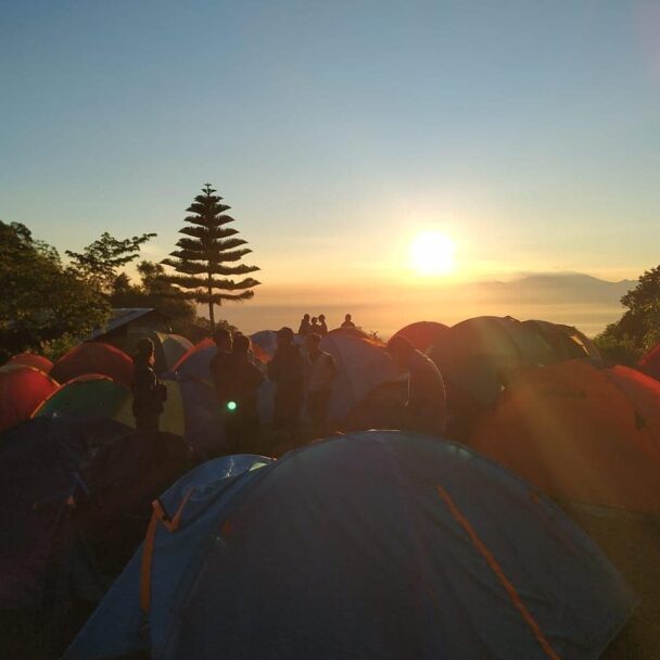 Gazebo Wilis, Pesona Sunrise dan Camping Ground Favorit di Kediri