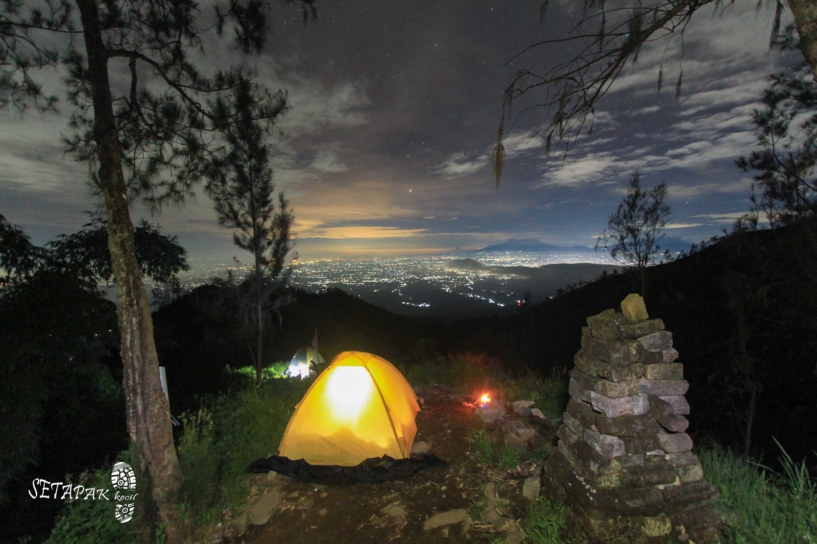 Gazebo Wilis, Pesona Sunrise dan Camping Ground Favorit di Kediri